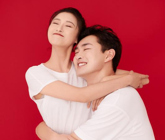 王彦霖艾佳妮宣布结婚,恭喜!王彦霖官宣与艾佳妮结婚,晒结婚美照互相甜蜜告白图2
