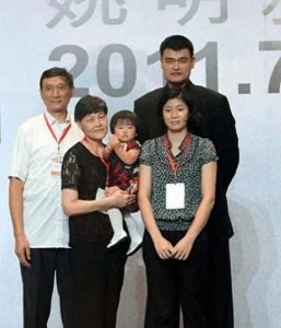 ​姚明女儿身高突破天际超越妻子叶莉惊呆众人200斤巨柱引爆论热潮