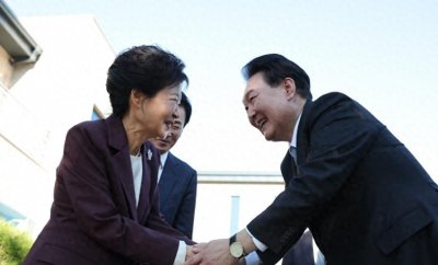 ​朴槿惠再次与韩第一夫人老公会面，穿酒红色西装配珍珠项链超惊艳