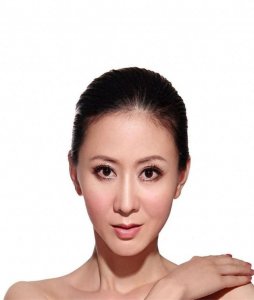 ​中国初代裸模汤加丽：被父亲嫌弃，和丈夫离婚，今48岁成单亲妈妈