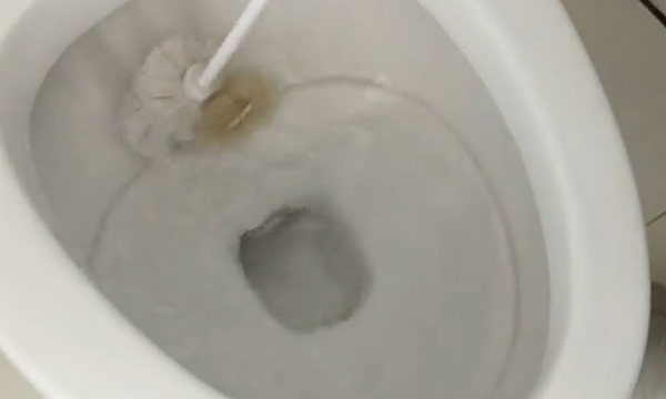 马桶结石特厚咋处理,马桶结块厚垢怎么清理 马桶清理的注意事项有哪些图7