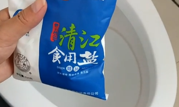 马桶结石特厚咋处理,马桶结块厚垢怎么清理 马桶清理的注意事项有哪些图5