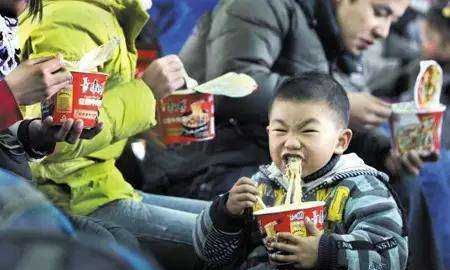 高铁吃泡面怎么扔,火车上吃泡面垃圾丢哪里图2