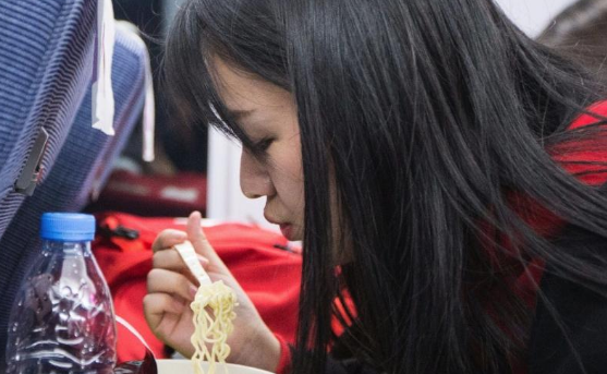 高铁吃泡面怎么扔,火车上吃泡面垃圾丢哪里图4