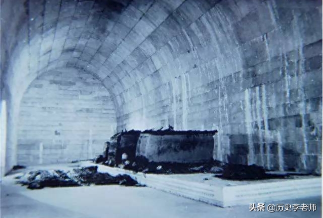 老照片再现定陵发掘:图6提取皇冠,图9万历皇帝的遗骸姿势很怪异