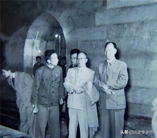 老照片再现定陵发掘:图6提取皇冠,图9万历皇帝的遗骸姿势很怪异