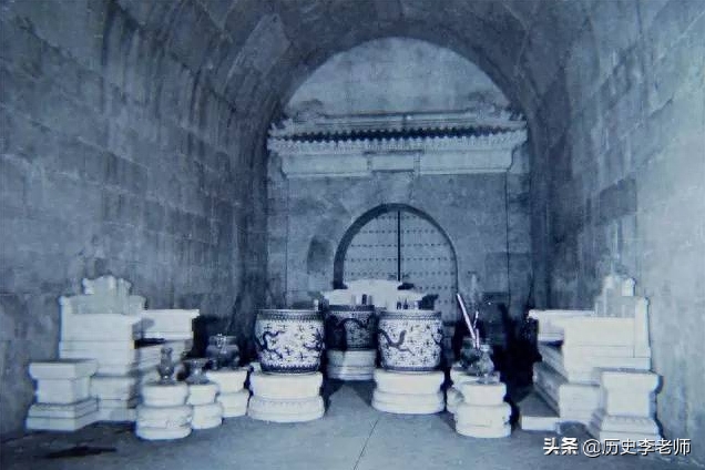 老照片再现定陵发掘:图6提取皇冠,图9万历皇帝的遗骸姿势很怪异