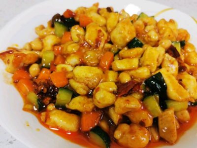 ​宫爆鸡丁儿的简单做法 ，隔壁小孩都馋哭了