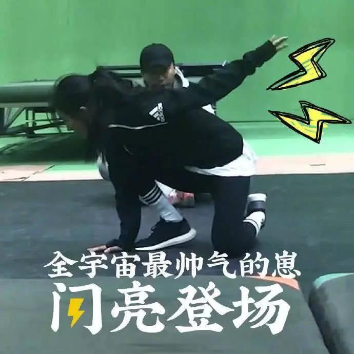 网曝杨幂李易峰在三里屯搂腰亲吻?两人行程透露实情真相