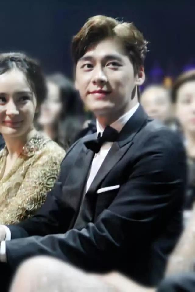 网曝杨幂李易峰在三里屯搂腰亲吻?两人行程透露实情真相