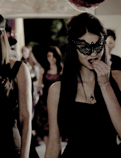 吸血鬼日记卡罗琳吸血(吸血鬼日记中的K女王Katerina)(1)