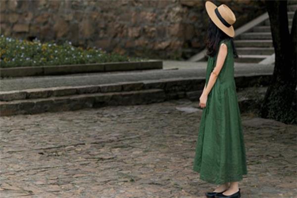 棉麻连衣裙什么颜色好看 棉麻连衣裙什么颜色显白
