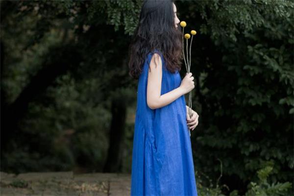 棉麻连衣裙什么颜色好看 棉麻连衣裙什么颜色显白