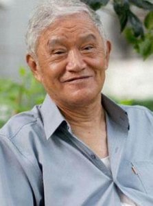 ​牛犇妻子逝世后，亲生儿子将他送到养老院，如今90岁过的怎样？