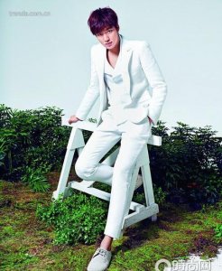 ​脸型长的人适合留什么发型男(长脸男生适合什么样的发型)