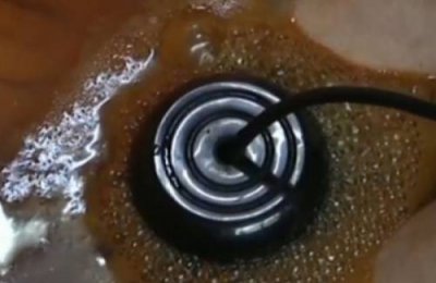 ​水里加盐用仪器泡脚水变黑，电解盐水泡脚骗局