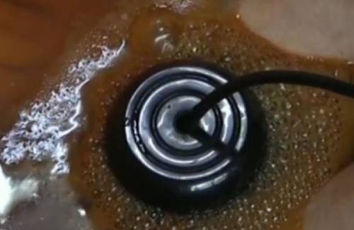 水里加盐用仪器泡脚水变黑 水里加盐用仪器泡脚水变黑