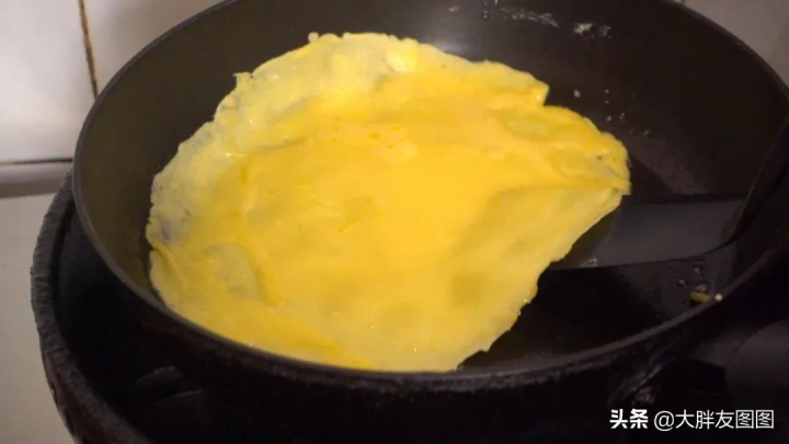 奶油的各种吃法大全（软噗噗的奶油鸡蛋饼做法）