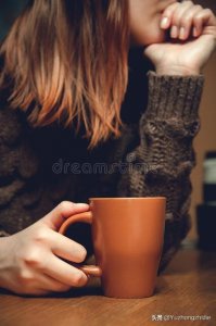 ​缺爱的女人，往往会有这几种异常表现