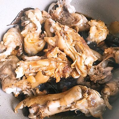 烧猪蹄的家常做法(超好吃的红烧猪蹄做法分享)