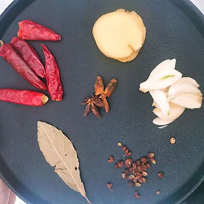 烧猪蹄的家常做法(超好吃的红烧猪蹄做法分享)