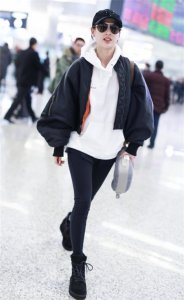 ​卫衣搭配什么外套好看女(卫衣怎么搭才洋气？遇上这6款外套，减龄又不失格调)