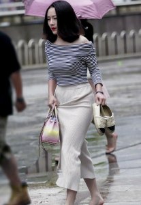 ​街拍：光着脚丫的美女，一双白皙的脚丫，秀出一种别样的美！