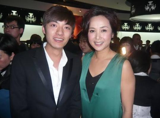 蒋雯丽儿子近照曝光，高高瘦瘦像极父亲，出生在美国至今未出道