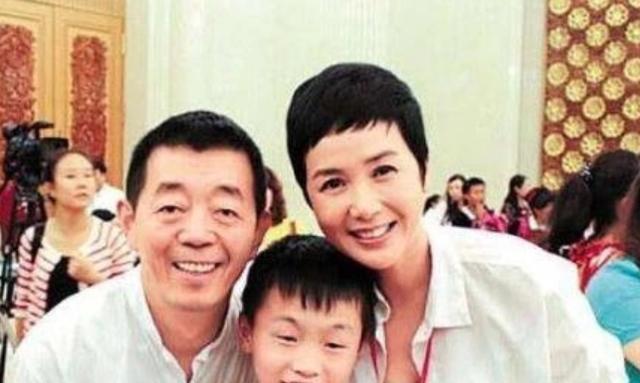 蒋雯丽儿子近照曝光，高高瘦瘦像极父亲，出生在美国至今未出道