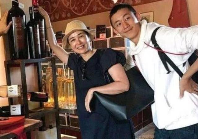 蒋雯丽儿子近照曝光，高高瘦瘦像极父亲，出生在美国至今未出道