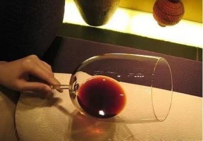 ​红酒倒杯子上有沉淀物(红酒杯底有沉淀)