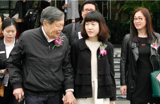 翁帆产下一子是谁的，翁帆产下一子真的吗 