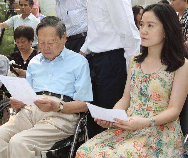 翁帆产下一子是谁的，翁帆产下一子真的吗 