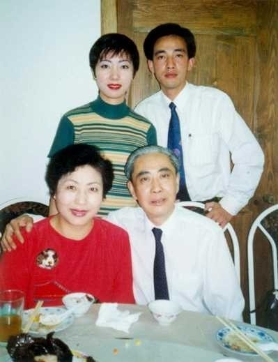 李炳淑老照片：《龙江颂》中江水英 78岁仍美丽 与丈夫恩爱一辈子