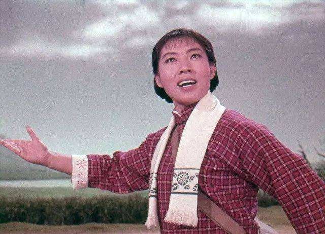 李炳淑老照片：《龙江颂》中江水英 78岁仍美丽 与丈夫恩爱一辈子