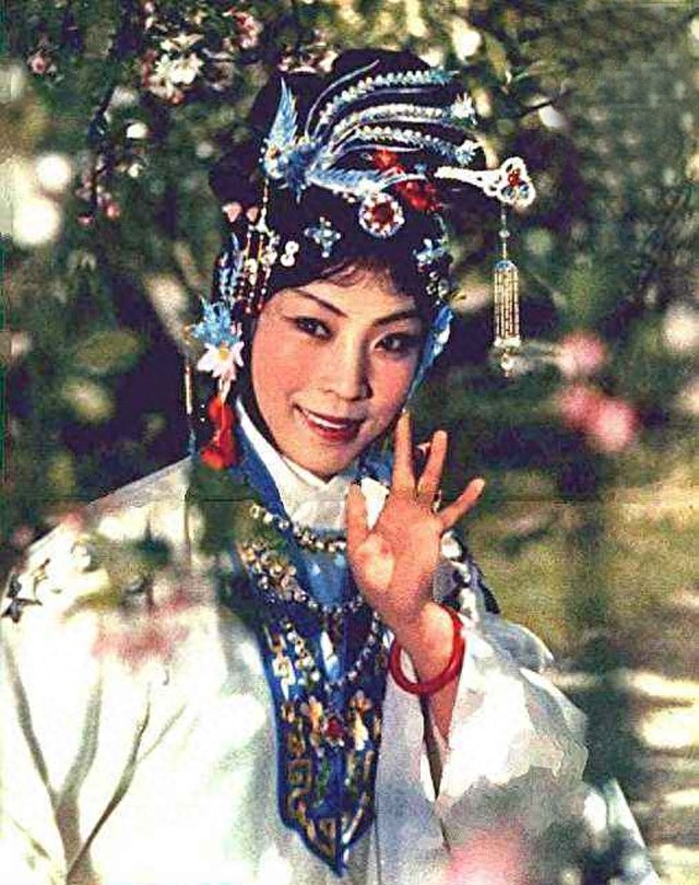 李炳淑老照片：《龙江颂》中江水英 78岁仍美丽 与丈夫恩爱一辈子