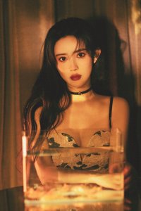 ​明星写真：孟子义吊带低胸装性感写真，饱满傲人身材演绎怀旧港风