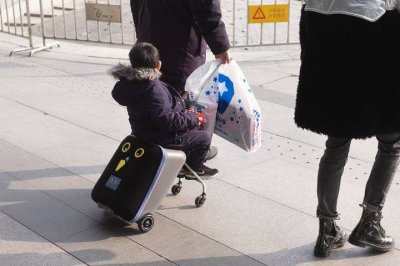 ​遛娃神器——儿童可坐的行李箱