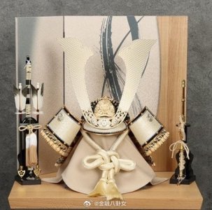 ​石破茂赠送了川普一个黄金的武士头盔！