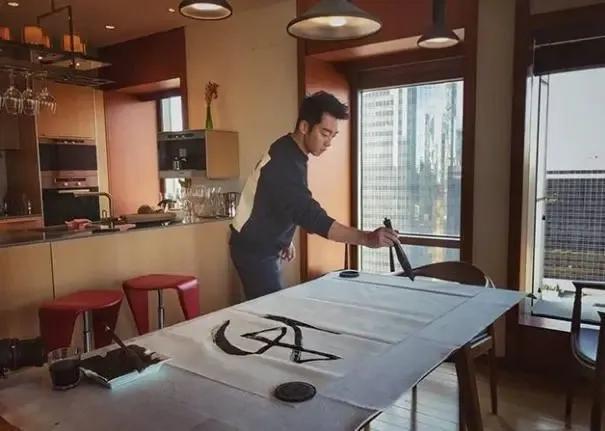 郑凯演员个人资料简介 精致猪猪男孩贴面膜一张128元，住200平方的豪宅，他有多少钱