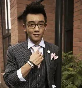 郑凯演员个人资料简介 精致猪猪男孩贴面膜一张128元，住200平方的豪宅，他有多少钱