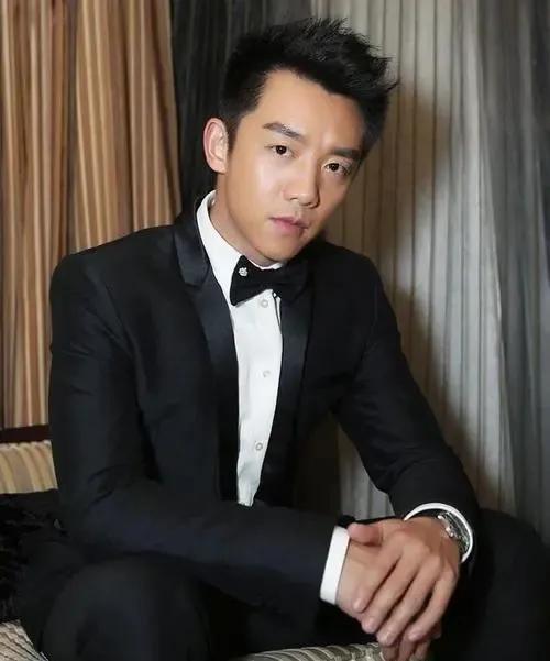 郑凯演员个人资料简介 精致猪猪男孩贴面膜一张128元，住200平方的豪宅，他有多少钱