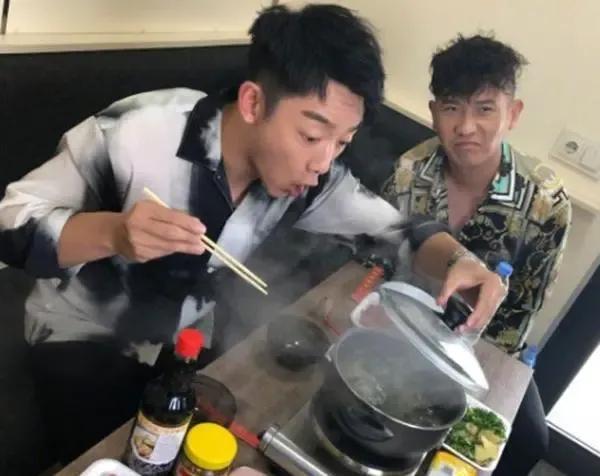 郑凯演员个人资料简介 精致猪猪男孩贴面膜一张128元，住200平方的豪宅，他有多少钱