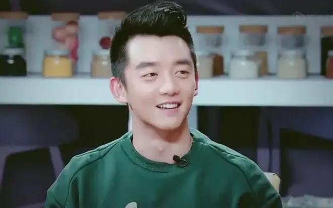 郑凯演员个人资料简介 精致猪猪男孩贴面膜一张128元，住200平方的豪宅，他有多少钱