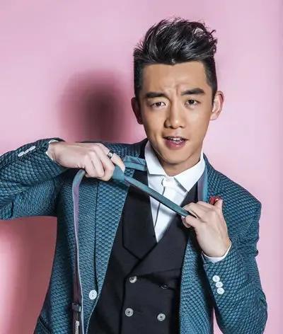 郑凯演员个人资料简介 精致猪猪男孩贴面膜一张128元，住200平方的豪宅，他有多少钱