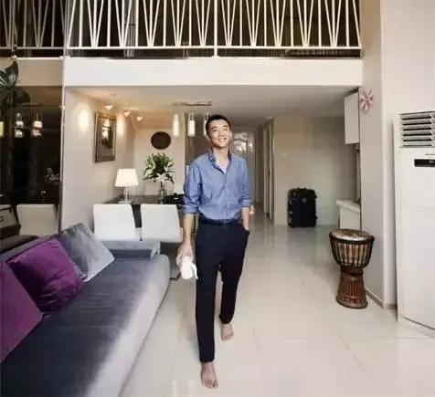 郑凯演员个人资料简介 精致猪猪男孩贴面膜一张128元，住200平方的豪宅，他有多少钱