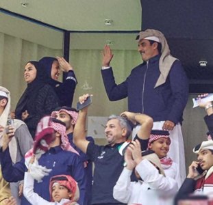 ​卡塔尔17岁大公主难逃包头宿命！头上裹着黑丝巾，清纯气质裹没