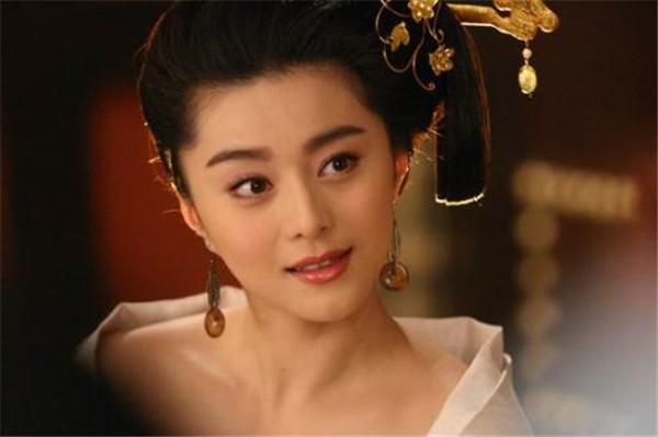 范冰冰片酬多少钱一集大概身价有多少,中国片酬最高的演员都有谁