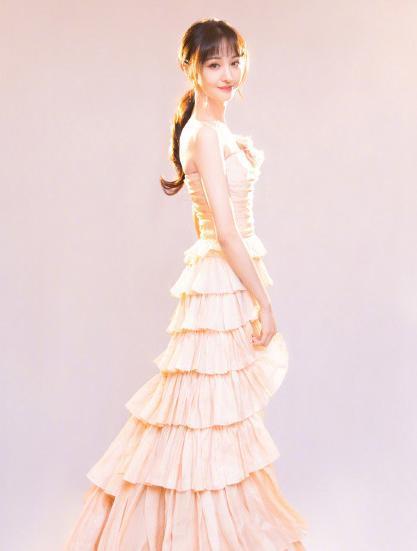 参加国剧庆典的女演员郑爽:天鹅颈蝴蝶背,身上自带光芒