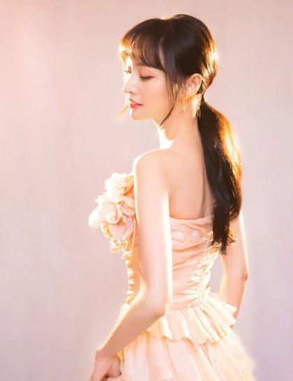 参加国剧庆典的女演员郑爽:天鹅颈蝴蝶背,身上自带光芒